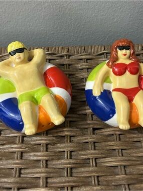 VTG  Clay Art Couple Sunbathing Salt & Pepper Shakers Whimsical Kitschy Retro